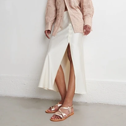 Sandales à Brides Croisées En Cuir Métallisé Platine 3 Sandales à Brides Croisées En Cuir Métallisé Platine