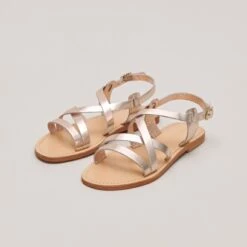 Sandales à Brides Croisées En Cuir Métallisé Platine 10 Sandales à Brides Croisées En Cuir Métallisé Platine -Xoxo Boutique 01W005742C.1694453274