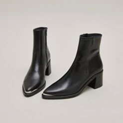 Bottines à Talons Et Embouts Argentés En Cuir Noir