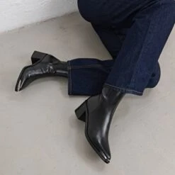 Bottines à Talons Et Embouts Argentés En Cuir Noir 10 Bottines à Talons Et Embouts Argentés En Cuir Noir -Xoxo Boutique 01W006362C.1694453967