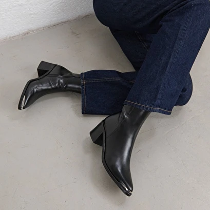 Bottines à Talons Et Embouts Argentés En Cuir Noir 5 Bottines à Talons Et Embouts Argentés En Cuir Noir – Image 3