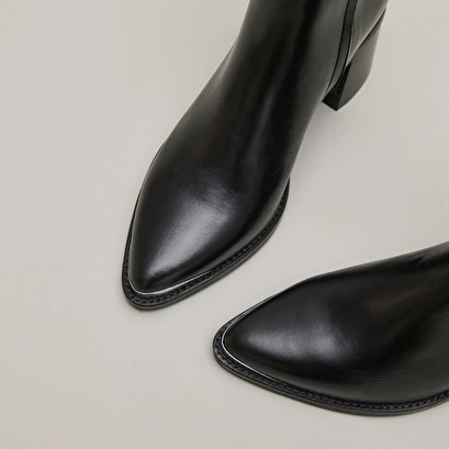 Bottines à Talons Et Embouts Argentés En Cuir Noir 7 Bottines à Talons Et Embouts Argentés En Cuir Noir – Image 5