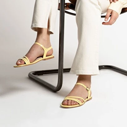 SANDALES À FINES LANIÈRES En Cuir Verni Jaune 5 SANDALES À FINES LANIÈRES En Cuir Verni Jaune – Image 3