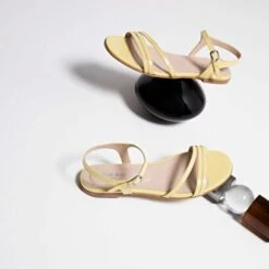 SANDALES À FINES LANIÈRES En Cuir Verni Jaune 13 SANDALES À FINES LANIÈRES En Cuir Verni Jaune -Xoxo Boutique 01W006806E.1694454717