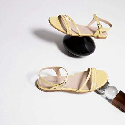 SANDALES À FINES LANIÈRES En Cuir Verni Jaune 7 SANDALES À FINES LANIÈRES En Cuir Verni Jaune – Image 5