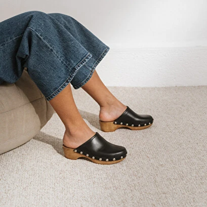 Sabots à Clous En Cuir Noir 5 Sabots à Clous En Cuir Noir – Image 3