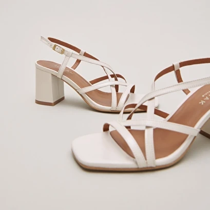 Sandales à Talons Et Brides En Cuir Vieilli écru 7 Sandales à Talons Et Brides En Cuir Vieilli écru – Image 5