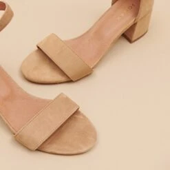 Sandales à Talons Carrés En Velours Camel 14 Sandales à Talons Carrés En Velours Camel -Xoxo Boutique 01W007304E.1708516879