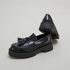 Mocassins à Semelles Crantées Et Glands... En Cuir Glacé Noir -Xoxo Boutique 01W007527E.1698943136
