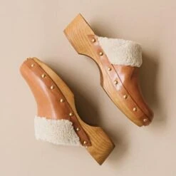 Sabots à Clous Et Fourrures En Cuir Cognac -Xoxo Boutique 01W007666C.1694469084