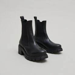 Bottines à Talons Et Semelles Crantées En Cuir Noir