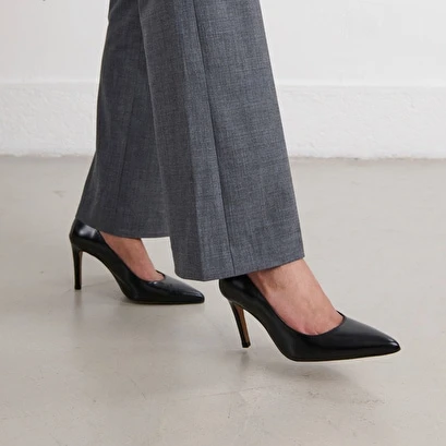 Escarpins Pointus à Talons En Cuir Noir 5 Escarpins Pointus à Talons En Cuir Noir – Image 3