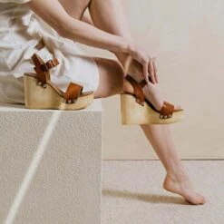 Sandales à Talons Compensés Et Détails Argentés En Cuir Cognac