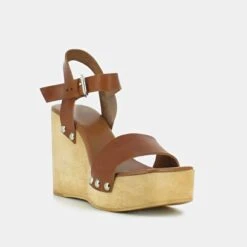 Sandales à Talons Compensés Et Détails Argentés En Cuir Cognac -Xoxo Boutique 01W007849D.1694469517