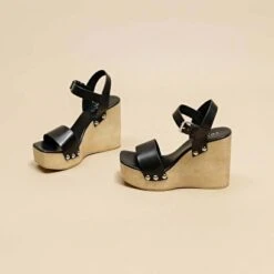 Sandales à Talons Compensés Et Détails Argentés En Cuir Noir