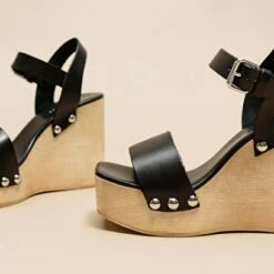 Sandales à Talons Compensés Et Détails Argentés En Cuir Noir -Xoxo Boutique 01W007850E.1694469521