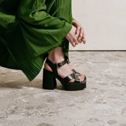 Sandales à Brides Croisées Et Plateformes En Cuir Noir