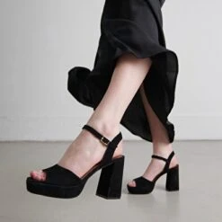 Sandales à Talons Hauts Et Bouts Ouverts En Velours Noir