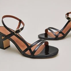 Sandales à Talons Et Brides En Cuir Brillant Noir 12 Sandales à Talons Et Brides En Cuir Brillant Noir -Xoxo Boutique 01W007999E.1694469867