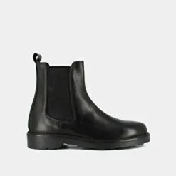 Boots à Talons Plats Et Bouts Ronds En Cuir Noir