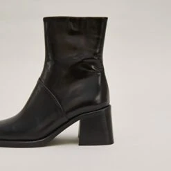 Bottines à Bouts Carrés Et Coutures Apparentes En Cuir Noir -Xoxo Boutique 01W008431E.1694471019