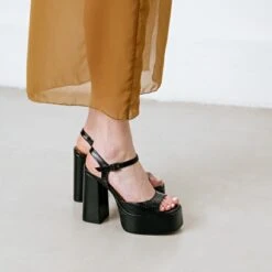 Sandales à Plateformes Et Bouts Ouverts En Cuir Brillant Noir