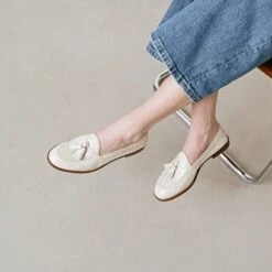 Mocassins à Bouts Ronds Et Pompons En Vernis Plissé écru