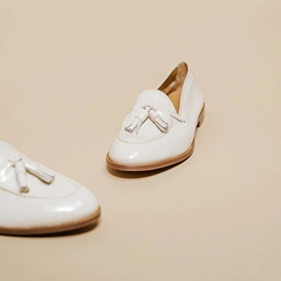 Mocassins à Bouts Ronds Et Pompons En Vernis Plissé écru 5 Mocassins à Bouts Ronds Et Pompons En Vernis Plissé écru – Image 3