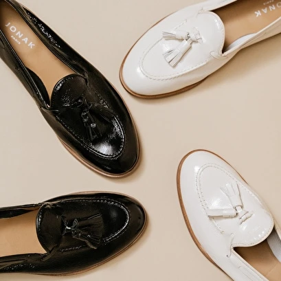 Mocassins à Bouts Ronds Et Pompons En Vernis Plissé écru 9 Mocassins à Bouts Ronds Et Pompons En Vernis Plissé écru – Image 7