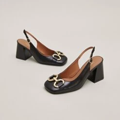 Escarpins à Bouts Carrés Et Mors Dorés... En Cuir Noir