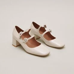 Babies à Doubles Brides Et Bouts Arrondis En Vernis écru