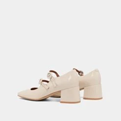 Babies à Doubles Brides Et Bouts Arrondis En Vernis écru -Xoxo Boutique 01W008562F.1694503679