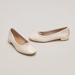 Ballerines à Bouts Ronds En Vernis Plissé écru