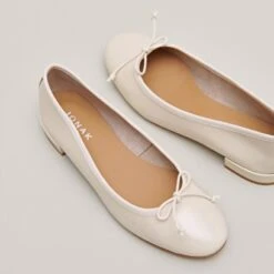 Ballerines à Bouts Ronds En Vernis Plissé écru -Xoxo Boutique 01W008569E.1694503707