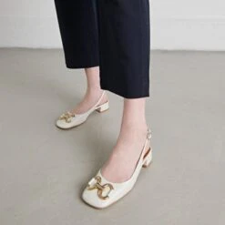 Ballerines Slingback à Bouts Carrés Et Détails Dorés En Cuir Vieilli écru