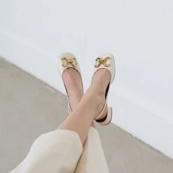 Ballerines Slingback à Bouts Carrés Et Détails Dorés En Cuir Vieilli écru -Xoxo Boutique 01W008610E.1694503772