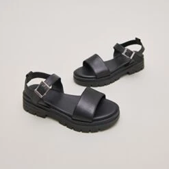 Sandales à Semelles Crantées Et Brides En Cuir Noir