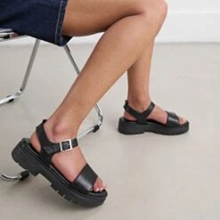 Sandales à Semelles Crantées Et Brides En Cuir Noir 10 Sandales à Semelles Crantées Et Brides En Cuir Noir -Xoxo Boutique 01W008620C.1694503809