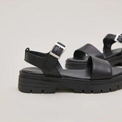 Sandales à Semelles Crantées Et Brides En Cuir Noir 12 Sandales à Semelles Crantées Et Brides En Cuir Noir -Xoxo Boutique 01W008620E.1694503810