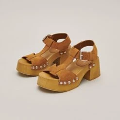 Sandales à Bouts Ronds Et Détails Argentés En Croute Cognac