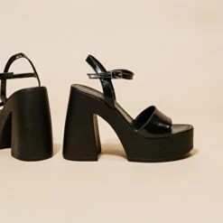 Sandales à Plateformes Et Bouts Ouverts En Vernis Plissé Noir -Xoxo Boutique 01W008640E.1694503863