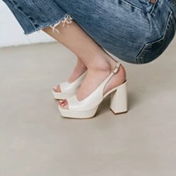 Escarpins à Bouts Ouverts Carrés Et Talons Hauts En Cuir Vieilli Ecru