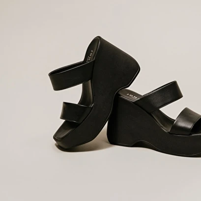 Mules Compensées à Brides En Cuir Noir 7 Mules Compensées à Brides En Cuir Noir – Image 5