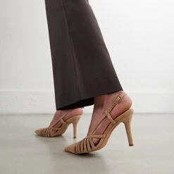 Escarpins à Bouts Pointus Et Détails Ajourés En Velours Camel 11 Escarpins à Bouts Pointus Et Détails Ajourés En Velours Camel -Xoxo Boutique 01W008698C.1694504084