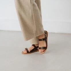 Sandales à Boucles Dorées En Cuir Marron Foncé 10 Sandales à Boucles Dorées En Cuir Marron Foncé -Xoxo Boutique 01W008708C.1694504124