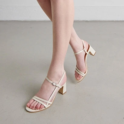 Sandales à Talons Et Brides En Cuir Brillant Ecru 3 Sandales à Talons Et Brides En Cuir Brillant Ecru
