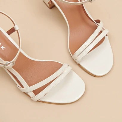 Sandales à Talons Et Brides En Cuir Brillant Ecru 7 Sandales à Talons Et Brides En Cuir Brillant Ecru – Image 5