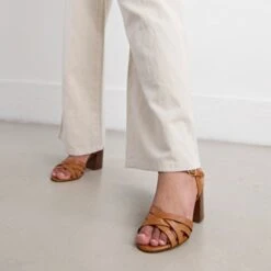 Sandales à Bouts Ouverts En Cuir Camel 7 Sandales à Bouts Ouverts En Cuir Camel -Xoxo Boutique 01W008774C.1694504373