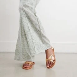 Sandales à Brides Et Bouts Ouverts En Cuir Métallisé Or