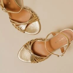 Sandales à Brides Croisées Et Bouts Ouverts En Cuir Métallisé Or 12 Sandales à Brides Croisées Et Bouts Ouverts En Cuir Métallisé Or -Xoxo Boutique 01W008817E.1694504466